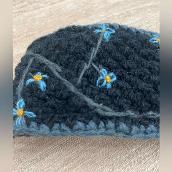 Rising tide gray floral crochet headband - Picture 3 of 6